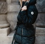 Öves steppelt télikabát fekete – Hosszított női télikabát – Innova Fashion – 3. kép